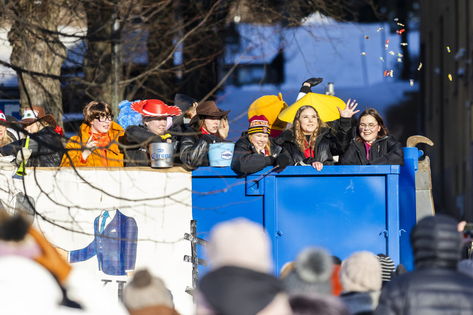 Lahden abit valtaavat keskustan karnevaalilla ja vanhojentansseilla