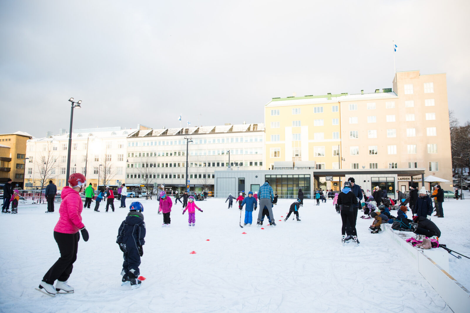 Kauppatorin luistinrata avautuu jälleen – iloa lapsille ja perheille