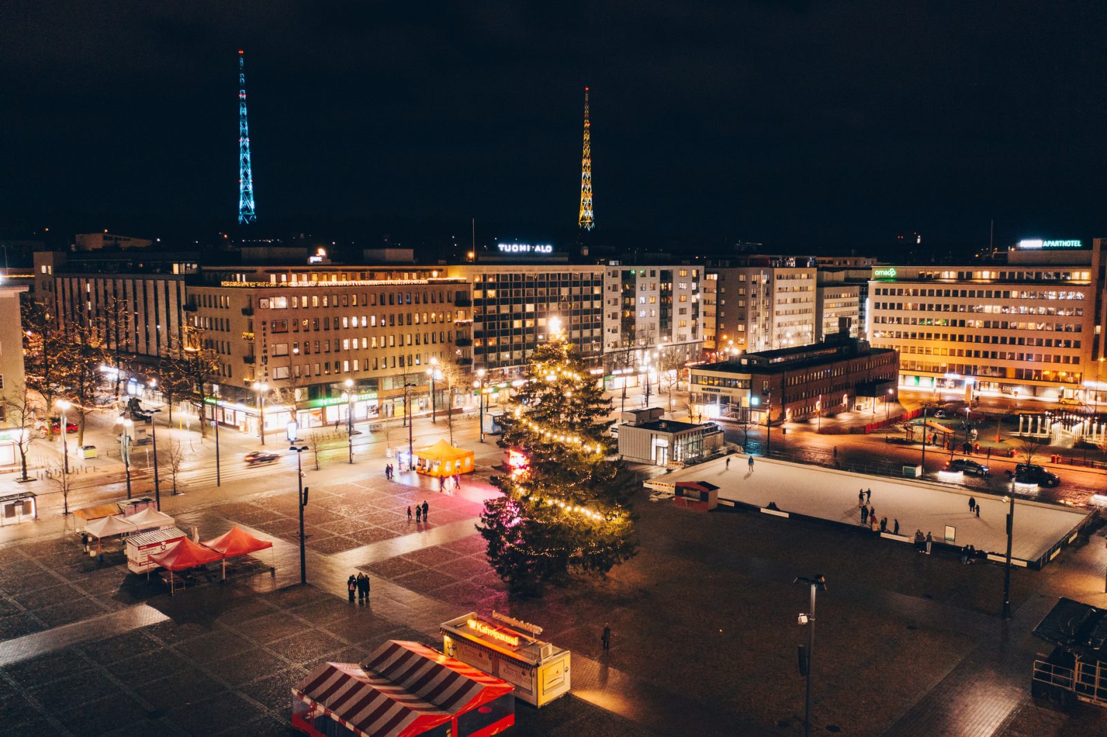 Lahden torille rakennetaan jälleen luistelukenttä