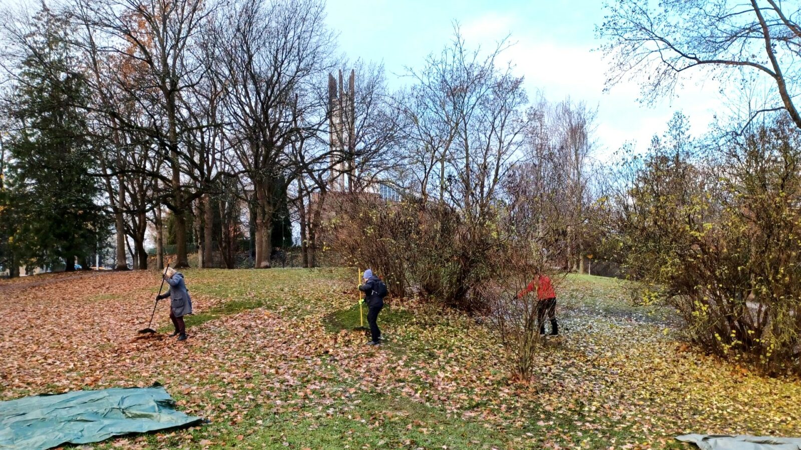Talkoot Kirkkopuistossa: Haravoi talvikuntoon ja nauti soppaa