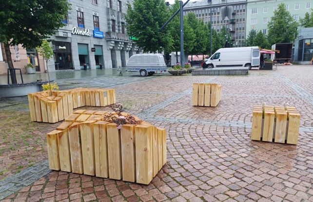 Lahden kauppatori täyttyy kukista ja tanssilattialla