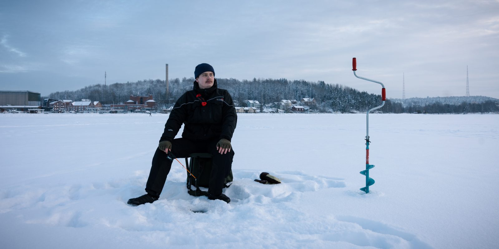 Lahtelainen Petteri Penkari nauttii pilkkimisen rauhasta Vesijärvellä