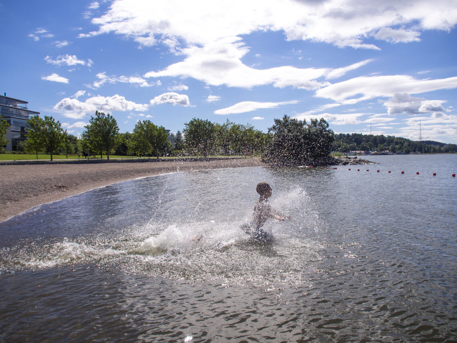 Lahden uimarannat hyvässä kunnossa, vesi lämmintä