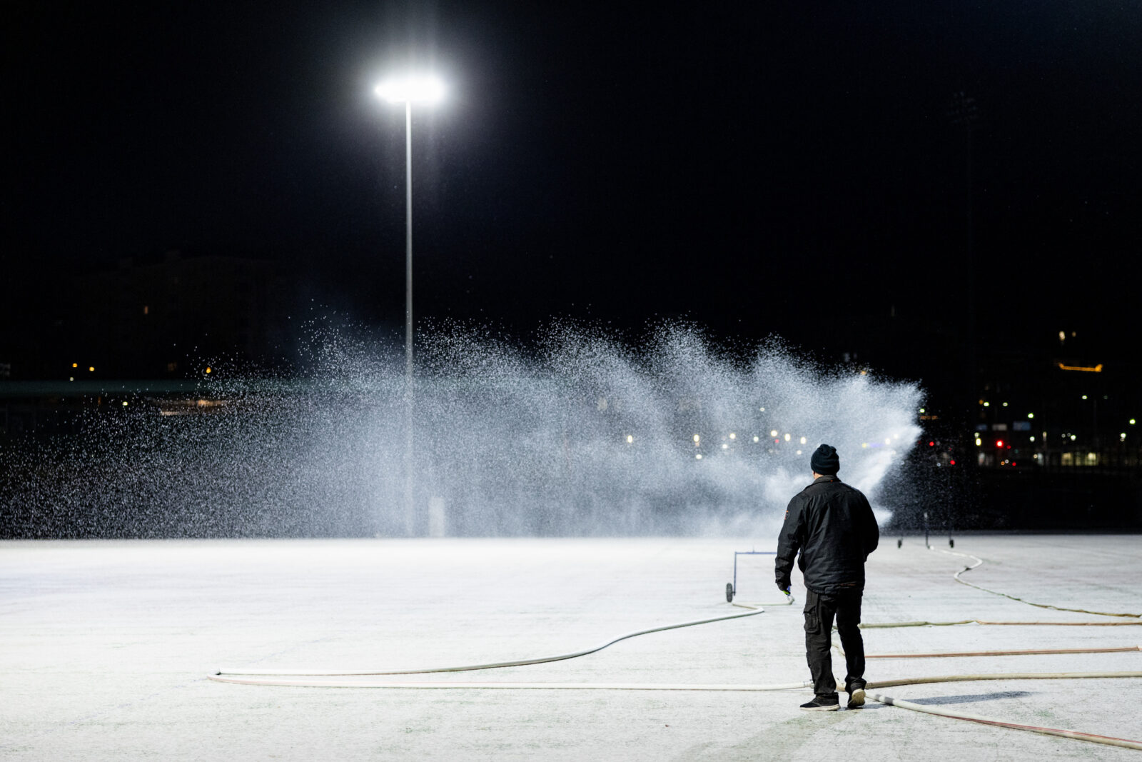 Kisapuisto valmistautuu talveen: Tekojää ja ensilumenlatu käyttöön